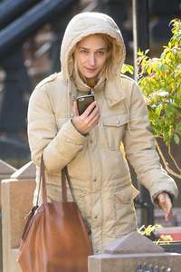 jemima-kirke-at-her-home-in-new-york-january-16-2017_317015613.jpg