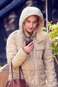 jemima-kirke-at-her-home-in-new-york-january-16-2017_417015613.jpg