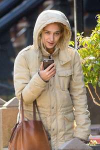 jemima-kirke-at-her-home-in-new-york-january-16-2017_517015613.jpg