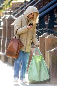 jemima-kirke-at-her-home-in-new-york-january-16-2017_617015613.jpg