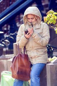 jemima-kirke-at-her-home-in-new-york-january-16-2017_817015613.jpg