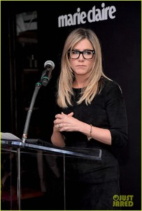 jennifer-aniston-honors-hairstylist-chris-mcmillan-at-marie-claires-image-maker-awards-02.jpg