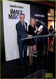 jennifer-aniston-honors-hairstylist-chris-mcmillan-at-marie-claires-image-maker-awards-03.jpg