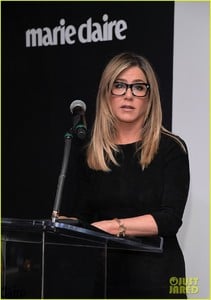 jennifer-aniston-honors-hairstylist-chris-mcmillan-at-marie-claires-image-maker-awards-05.jpg