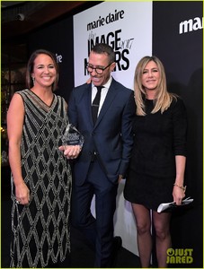 jennifer-aniston-honors-hairstylist-chris-mcmillan-at-marie-claires-image-maker-awards-08.jpg