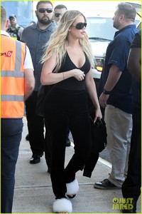 kim-kardashian-family-fly-out-of-costa-rice-after-their-vacation-01.jpg