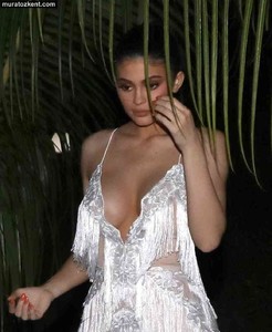 kylie_jenner_sutyensiz_braless_0011.jpg