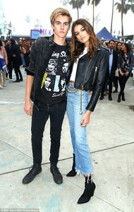 3CFBA25300000578-4206262-Vintage_vibes_Kaia_and_Presley_Gerber_rocked_the_scene_in_edgy_a-a-183_1486622213038.thumb.jpg.84d93b0014134c7e3c4c5c20115cb5ee.jpg