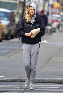 3D394EAC00000578-4225788-Keeping_warm_She_d_bundled_up_in_a_voluminous_Adidas_charcoal_ja-a-46_1487125335600.jpg