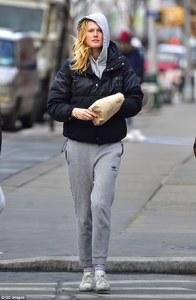 3D394EB700000578-4225788-Going_casual_The_24_year_old_model_was_spotted_out_and_about_in_-a-43_1487125335509.jpg