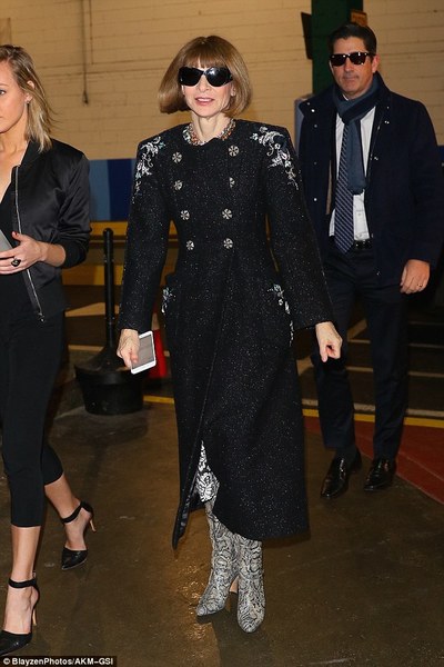 3D44AFBA00000578-4229474-The_empress_of_style_Anna_Wintour_turned_up_in_her_fashion_show_-a-17_1487213011414.jpg