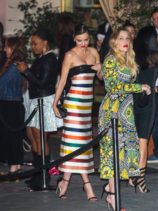 Miranda+Kerr+Harper+Bazaar+Celebrates+150+MTLqxcg0cY-x.jpg