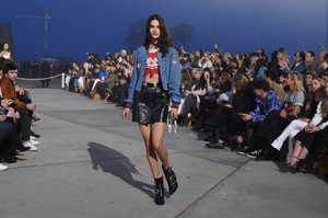 Tommy+Hilfiger+Spring+2017+Women+Runway+Show+ssFtQD0JNZXx.jpg