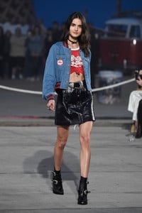 589cf321805f9_TommyLandTommyHilfigerSpring2017FashionV8wzPrI-Beax.thumb.jpg.f855517a5ef4cdc30769eb7f4c357a2e.jpg