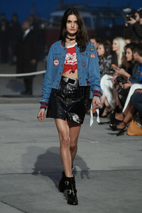 589cf32396a2a_TommyLandTommyHilfigerSpring2017Fashionyx4AYjQD_P7x.thumb.jpg.7da1f40b91074ea913d03db1a5a4d6ad.jpg