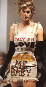 589fb330dc537_Cindy-Crawford-DolceGabbana-1992-02.thumb.jpg.ead903e155838ed38485575722c63e5d.jpg