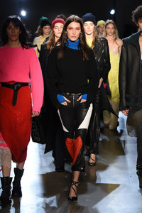 58a312bb10d14_BellaHadidZadigVoltaireRunwayFebruaryG-9Zanqzyvzx.thumb.jpg.36ab5ab98277ca827574dff9246a8348.jpg