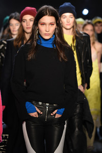 58a314079ab6f_BellaHadidZadigVoltaireRunwayFebruaryOWyeeXKkKQBx.thumb.jpg.a75bfd2aeb5d8db71354dbd8f1bac0f4.jpg