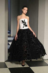 58a354add9054_OscarDeLaRentaMonseRunwayFebruary2017VDXcl0N2e7Cx.thumb.jpg.24e01dd4c7a885b20f3cb706ad5bf6c5.jpg