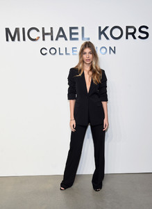 Camila+Morrone+Michael+Kors+Collection+Fall+vswEB6itOXjx.jpg