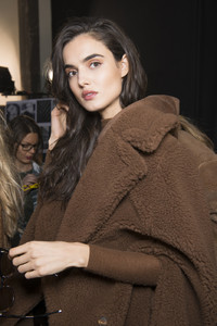 MaxMara+Fall+2017+Backstage+OncUgZakrpbx.jpg