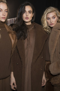 MaxMara+Fall+2017+Backstage+u4_dZpEDlJdx.jpg