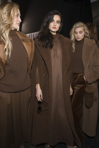 MaxMara+Fall+2017+Backstage+VfSGa-Wp2RRx.jpg