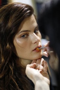 Isabeli+Fontana+Max+Mara+Backstage+Milan+Fashion+UKbJQV3fpn3x.jpg