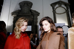 Isabeli+Fontana+Max+Mara+Backstage+Milan+Fashion+yL75RGTtv7bx.jpg