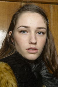 58b092ee89ffd_No.21Fall2017BackstagepFCerWqunSjx.thumb.jpg.efa5f4d2b1bfcbd2b6a3679bfcf4d038.jpg