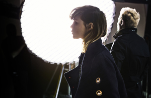 58b1d120da0ef_edie_BurberryCampaignJune2016-BTS.thumb.jpg.071a96ee02b2e581b10465cdc4fd6c47.jpg