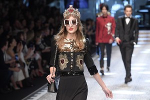 58b30e1fc94c2_DolceGabbanaRunwayMilanFashionWeekFallXSP2qLSW0ppx.thumb.jpg.b065df58175da3e1ba66e2a5589340e4.jpg