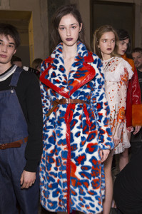 58b43c8fe0419_AuJourLeJourFall2017Backstage0ACGk3va-gKx.thumb.jpg.309a72fc3b9e413e4b1f0c7b041173eb.jpg