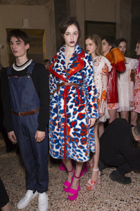 58b43c90c8371_AuJourLeJourFall2017Backstage0x7Qw21N_8px.thumb.jpg.98fcf99d008aa823d4cade4bf0c49132.jpg