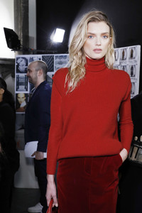 Lily+Donaldson+Max+Mara+Backstage+Milan+Fashion+Dfoaiyibq0ax.jpg