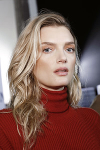 Lily+Donaldson+Max+Mara+Backstage+Milan+Fashion+EBf5z9bsfC9x.jpg