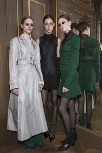 58b5bf477fba6_OlivierTheyskensFall2017Backstage_xRhQew9Pohx.thumb.jpg.b3b17d581336da48246c48aef3cef798.jpg