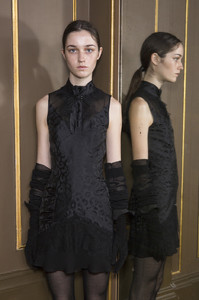 58b5bf4a3a78d_OlivierTheyskensFall2017BackstageCe5-g-fST1Nx.thumb.jpg.cbbf1f41015bcb709d1bcad9df2355f6.jpg