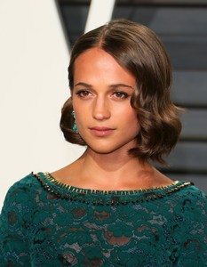 58b5de457ce36_AliciaVikander2017VanityFairOscarParty3j_he-PH8OYx.thumb.jpg.8a49d0cb9920d698647b8b2ba8dec791.jpg