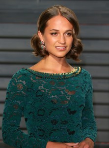 58b5de5a321f8_AliciaVikander2017VanityFairOscarPartycQSsTQgPzWKx.thumb.jpg.47a9e756f5e11115cbde38994cc487b3.jpg