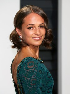 58b5de7158930_AliciaVikander2017VanityFairOscarPartywahHLRg05jqx.thumb.jpg.b70ecbf7d6a0b1abcf100125d4d8a413.jpg