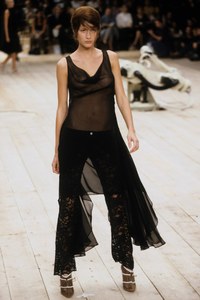 ALEXANDER-MCQUEEN-SPRING-1999-RTW-48-GISELE-BUNDCHEN.jpg