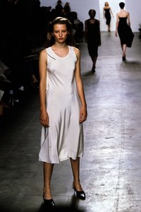 CALVIN-KLEIN-SPRING-1999-RTW-45-NOOT-SEEAR-CN10041365.jpg