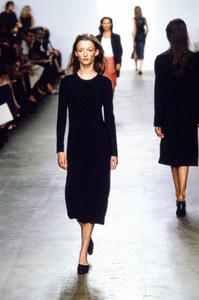 CALVIN-KLEIN-SPRING-1999-RTW-50-AUDREY-MARNAY-CN10041374.jpg
