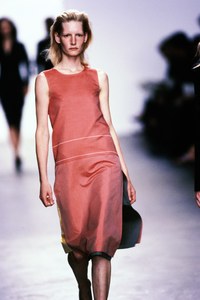 CALVIN-KLEIN-SPRING-1999-RTW-53-KIRSTEN-OWEN-CN10041378.jpg