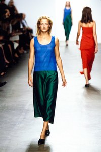 CALVIN-KLEIN-SPRING-1999-RTW-76-CAROLYN-MURPHY-CN10041411.jpg