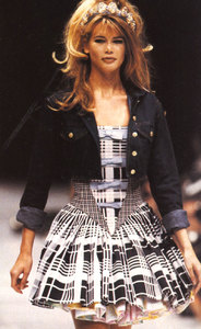 Claudia-Schiffer-Versace-1992-01.thumb.jpg.18420c93e620df68634dcb66daa64610.jpg