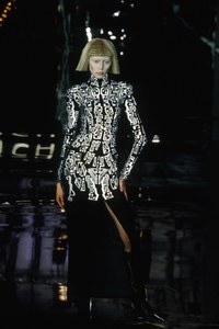 GIVENCHY-FALL-1999-RTW-054.jpg