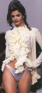 Helena-Christensen-John-Galliano-1992-01.thumb.jpg.a226e7b6ff64a96b69bf7d7eb4da0ca3.jpg