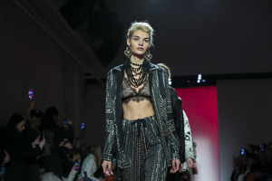 Naeem-Khan-RTW-FW17-New-York-5699-1487075903-mediumbigthumb.thumb.jpg.7dcabecc7ffec74a4639064a4a682134.jpg